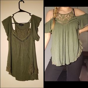 Cute Off-the-shoulder top!